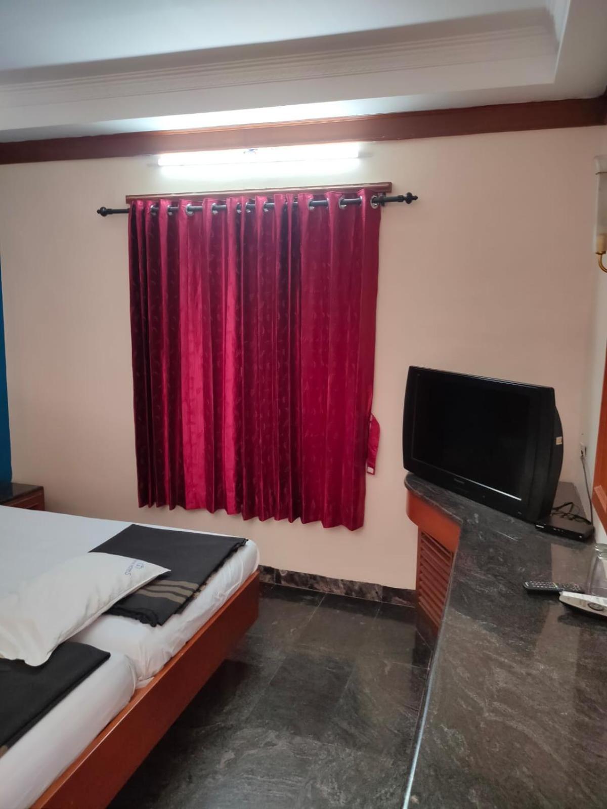 Anjana Hotels เธนี ภายนอก รูปภาพ